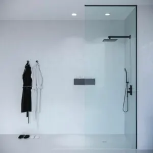 Schermo doccia ZEN fissato al soffitto in vetro da 8 mm su misura
