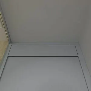 Piatto doccia con cornice in resina URBANSTONE Cement Grey con texture ardesia, antibatterico e antiscivolo. Colori da scegliere. Griglia nascosta.